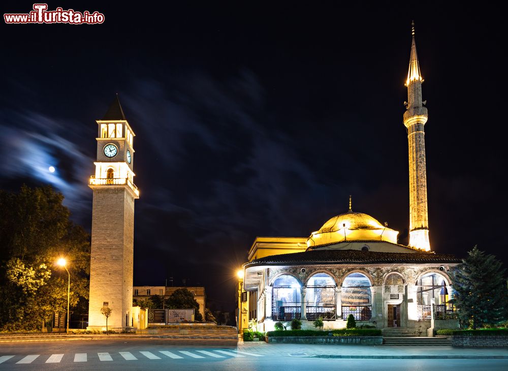 Immagine La torre dell'orologio e la grande moschea di Tirana fotografate by night, Albania.