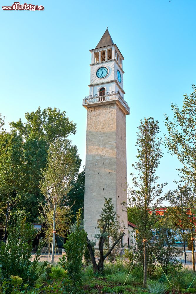 Immagine La torre dell'orologio in piazza Skanderbeg a Tirana, Albania.