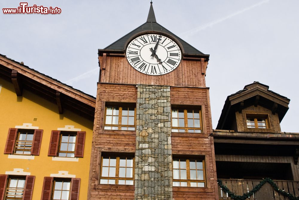 Immagine La torre dell'orologio nel centro di Les Arcs, Francia.