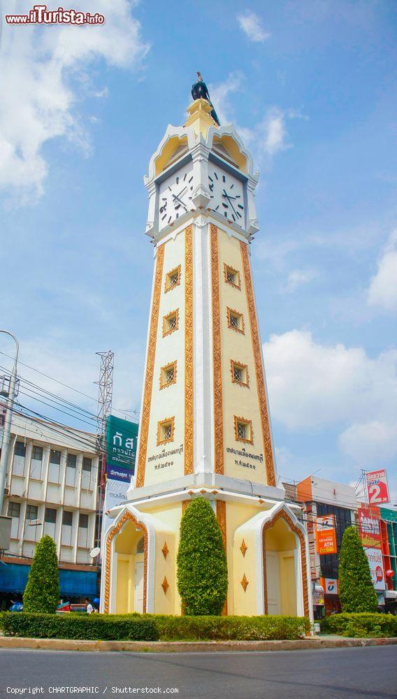 Immagine La torre dell'orologio sul lungofiume di Nonthaburi, Thailandia - © CHARTGRAPHIC / Shutterstock.com