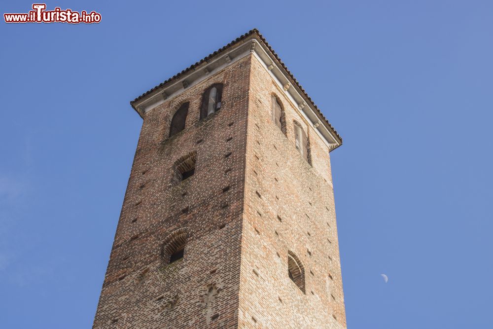 Immagine La Torre di Città in Via Gioberti a Vercelli, Piemonte. Questa antica torre civica cittadina venne costruita fra piazza Palazzo Vecchio, sede dello storico Municipio, e via Vincenzo Gioberti. Si presenta con una pianta a sezione quadrata alta 32 metri le cui origini risalgono al 1300.