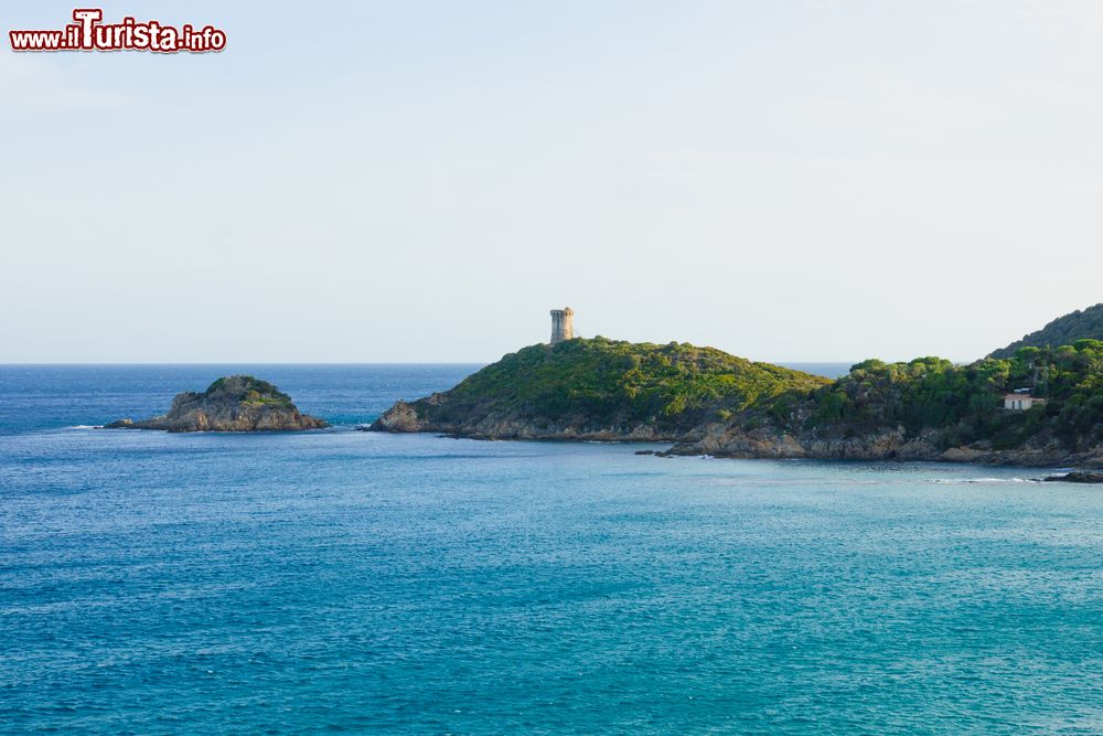 Immagine La torre di Fautea, Corsica avamposto genovese del 16° secolo. A sud della punta si trova la spaigga di Fautea, una delle più belle della costa di Conca