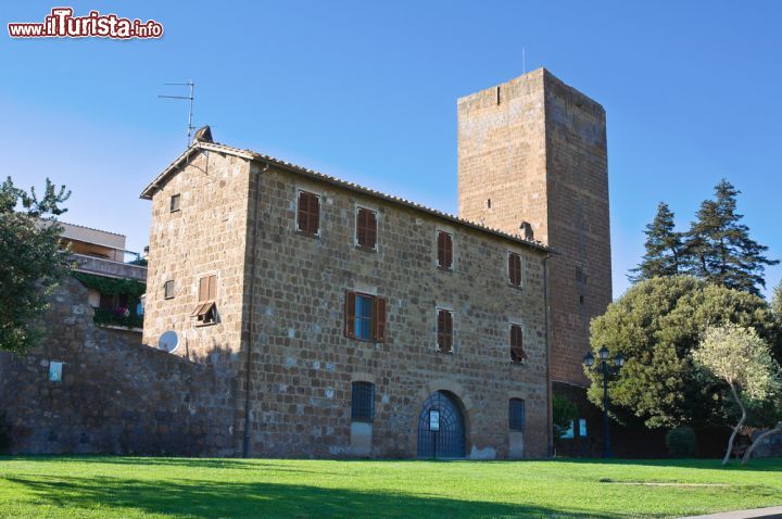 Immagine La torre di Lavello a Tuscania, Lazio. Siamo nel cuore del bellissimo centro storico della città dove sorge anche un parco verde.