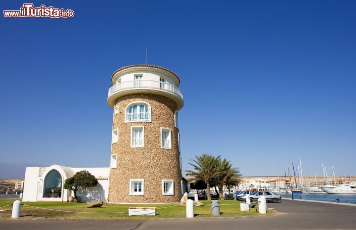 Immagine La torre di osservazione al porto di Almeria fotografata in una giornata di sole, Spagna.