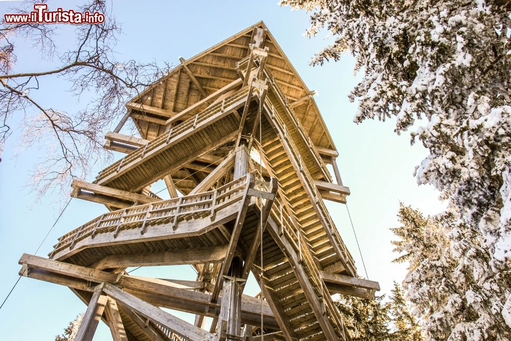 Immagine La torre di osservazione in legno con piattaforma allo ski resort di Semmering, Austria.