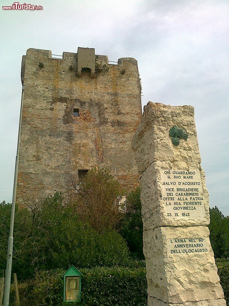 Immagine La Torre di Palidoro a Passoscuro di Fregene. Luogo della Fucilazione di Salvo d'Acquisto. Lapide commemorativa - © NorbertoColella, Wikipedia