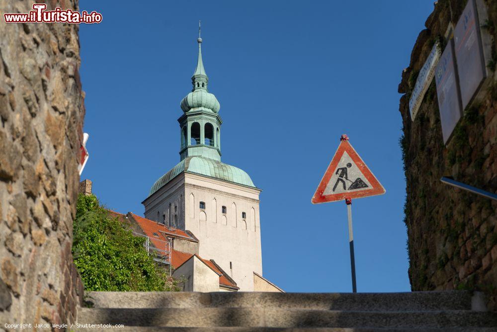 Immagine La torre Lauenturm nel centro cittadino di Bautzen, Germania. In primo piano, la segnaletica stradale relativa a lavori di costruzione - © Jakob Weyde / Shutterstock.com