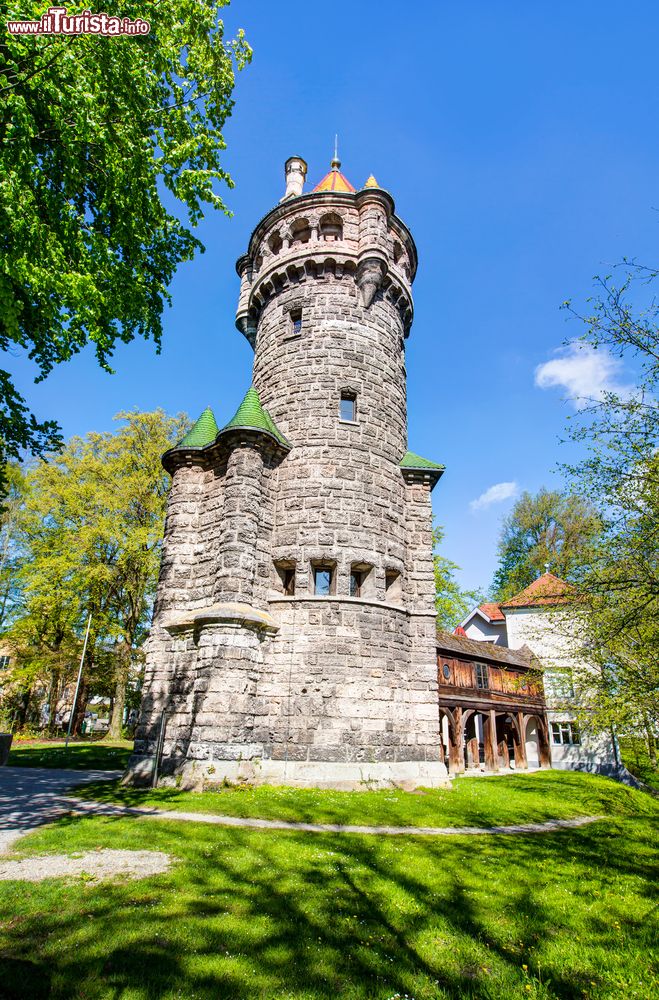 Immagine La Torre Madre a Landsberg am Lech, Germania: la Mutterturm ospita oggi un museo con le opere d'arte del pittore Hubert Von Herkomer.