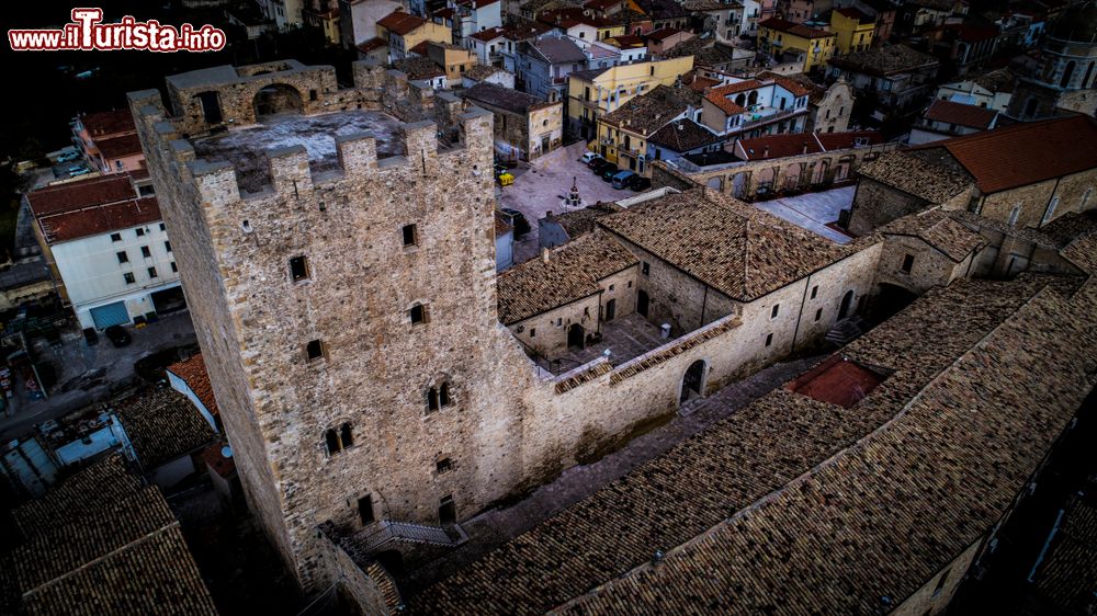 Immagine La torre medievale nel centro del borgo di Pietramontecorvino in Puglia, provincia di Foggia