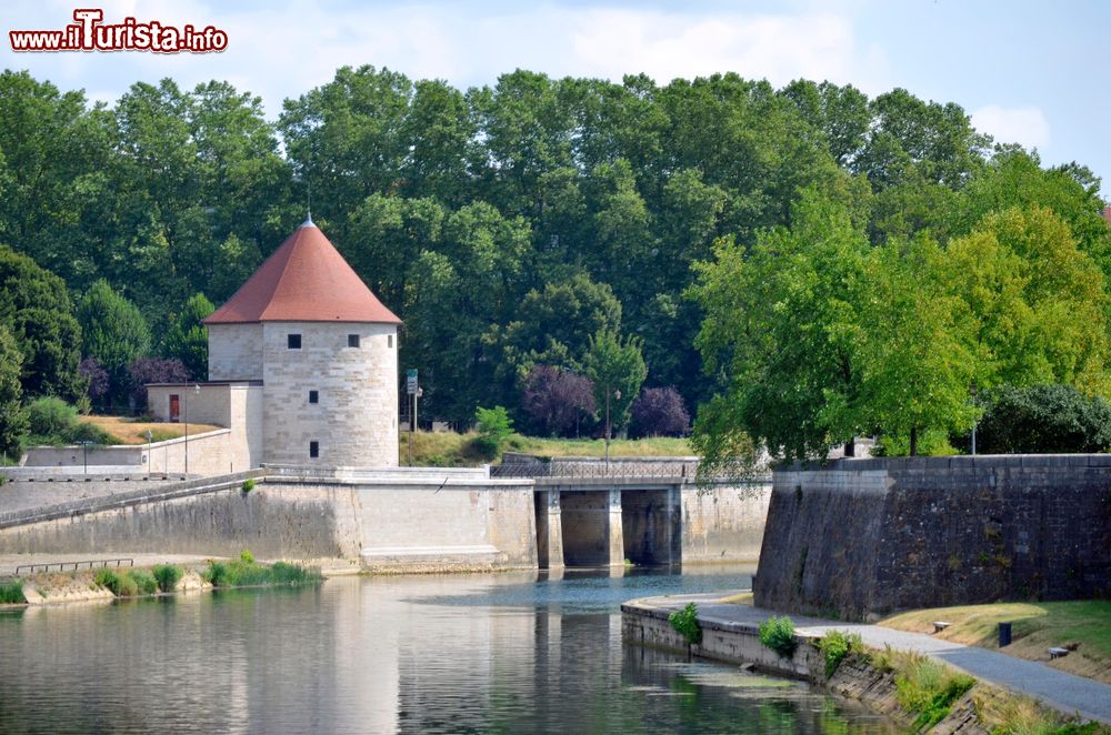 Immagine La torre medievale Pelote sul fiume Doubs a Besancons, Francia. La sua costruzione, per ordine di carlo V°, risale al 1546.