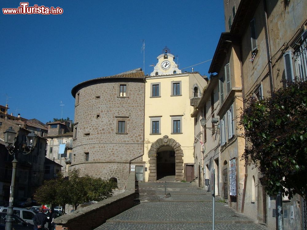 Immagine La torre nel centro di Vallerano nel Lazio - © Croberto68 -  CC BY-SA 3.0, Wikipedia