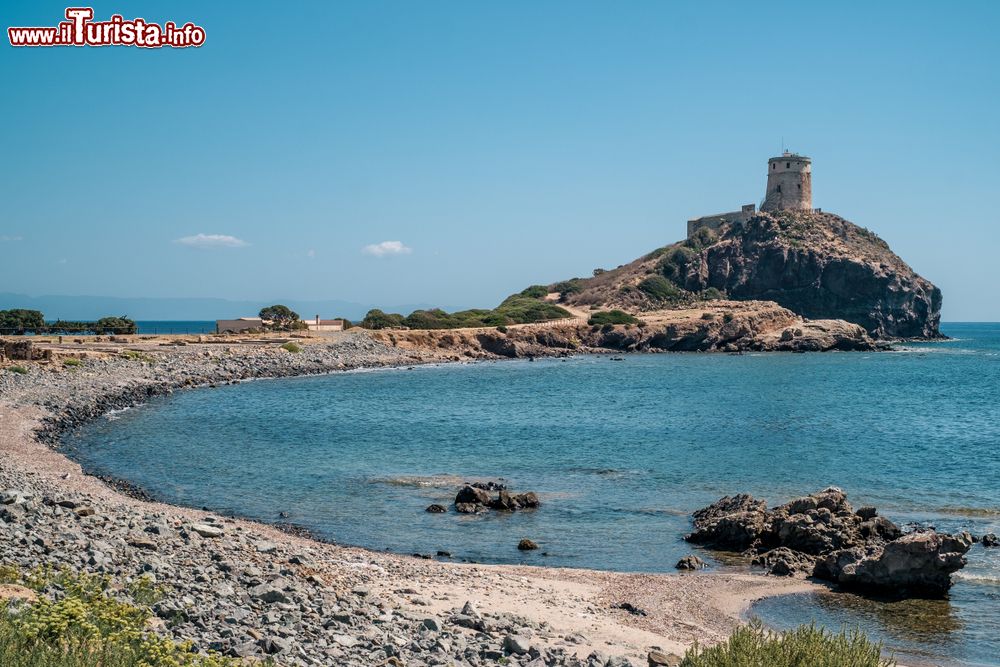 Immagine La Torre del Coltellazzo presso l'area archeologica di Nora. Siamo nei pressi di Pula, nel sud della Sardegna