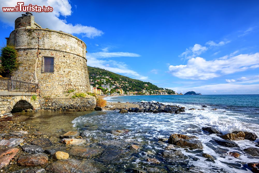 Immagine La torre Saracena sulla spiaggia di Alassio in Liguria