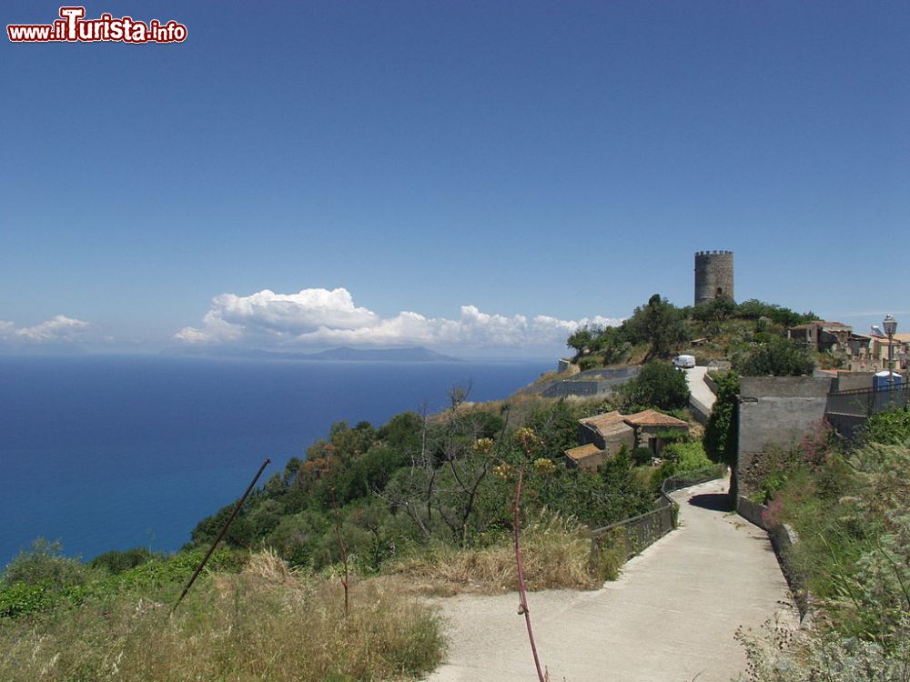 Immagine La Torre Saracena tra le case di Piraino in Sicilia - © Gomera-b, CC BY-SA 3.0, Wikipedia