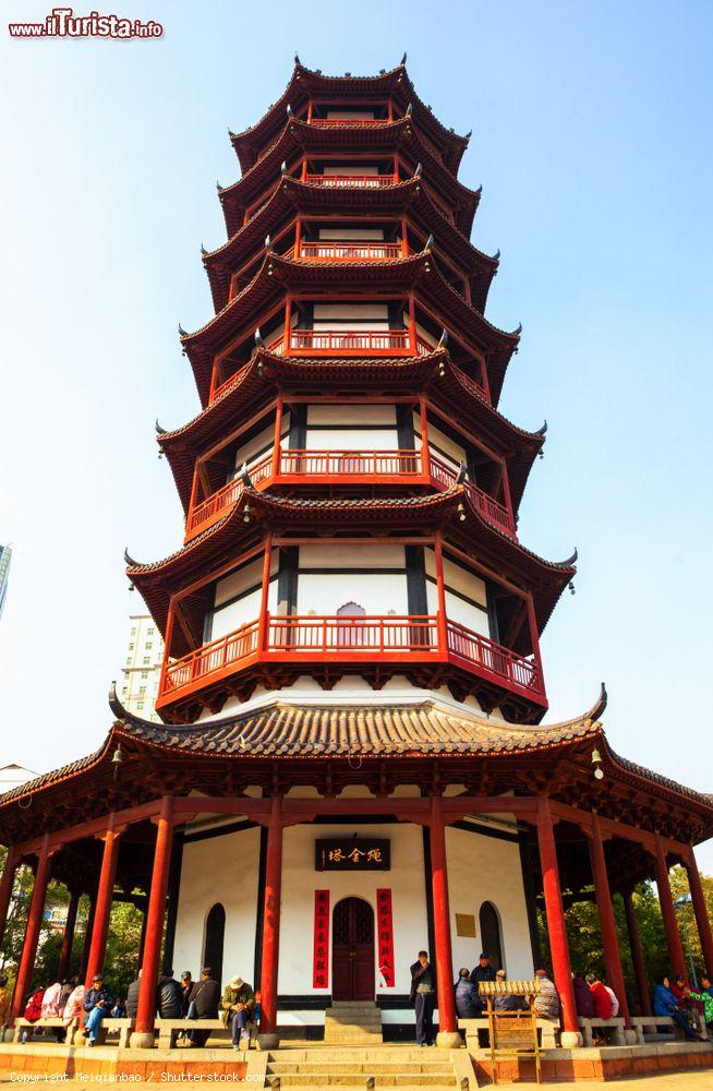 Immagine La torre Shengjin, simbolo della città di Nanchang (Cina). Questa tradizionale costruzione risale all'epoca della dinastia Tang negli anni fra il 904  e il 907 - © Meiqianbao / Shutterstock.com