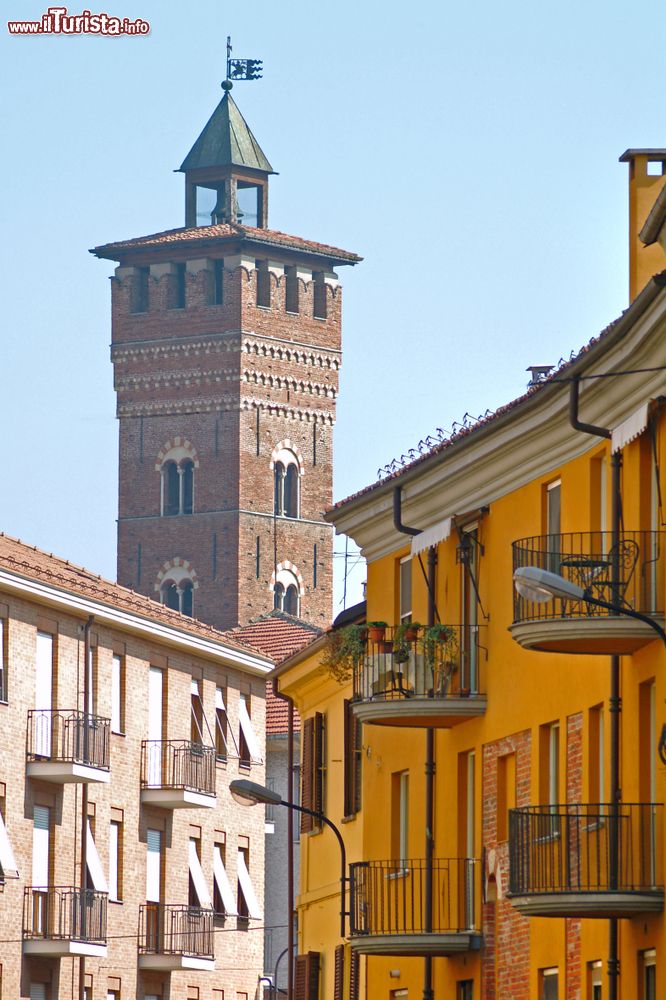 Immagine La Torre Troyana di Asti, Piemonte. Alta 44 metri, ha una base quadrata di 5,90 metri per lato e termina con una merlatura "ghibellina".