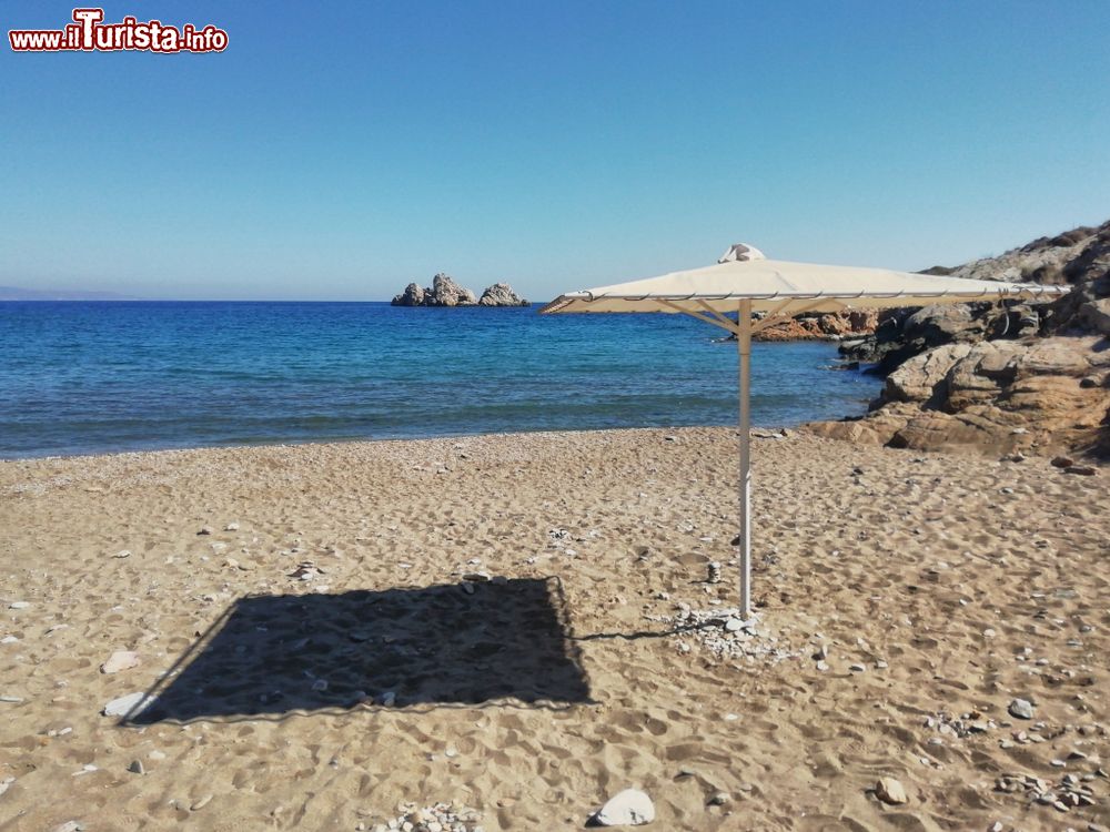 Immagine La tranquilla spiaggia di Saint George sull'isola di Sikinos, Grecia. Qui il mare si tinge di ogni tonalità del blu.