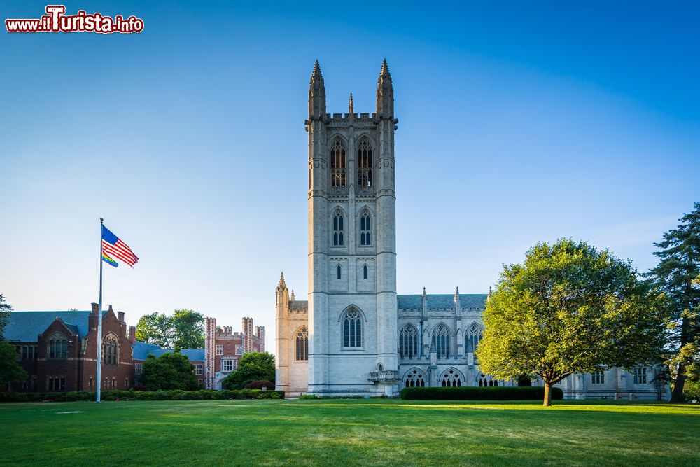 Immagine La Trinity College Chapel al Trinity College di Hartford, Connecticut. Costruita in stile gotico, venne progettata da Frohman che si occupò anche del disegno della National Cathedral di Washington.