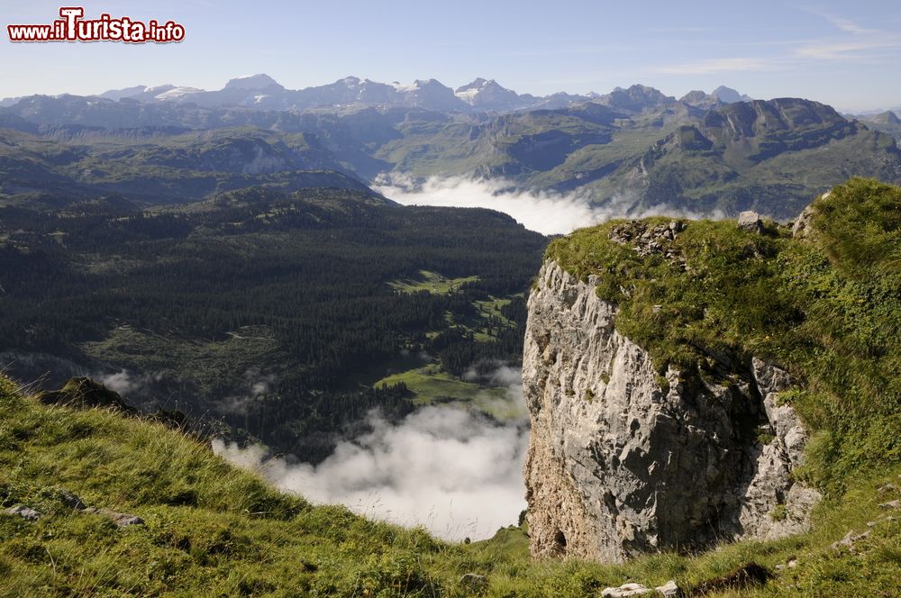 Immagine La valle di Muotathal sulle Alpi Svizzere, fotografata in estate. Circondata dai monti del Cantone di Svitto, la Muotathal è una valle verde e lunga famosa anche per i suoi meteorologi, persone del posto appassionate di previsioni del tempo. 