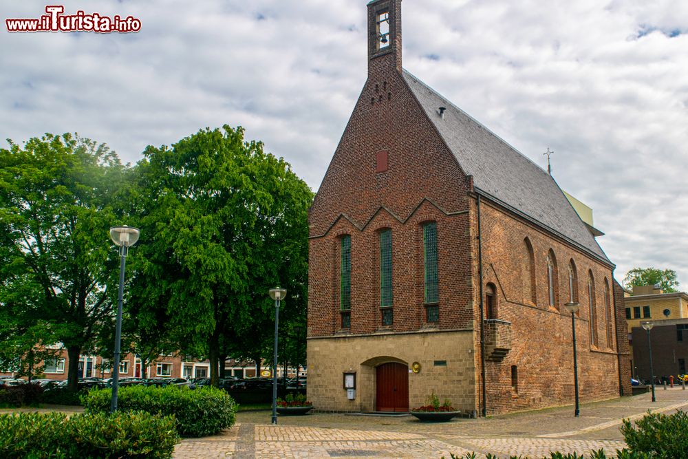 Immagine La vecchia chiesa chiamata 'Walloon Church' nella città di Arnhem, Olanda. E' un edificio religioso di culto protestante.