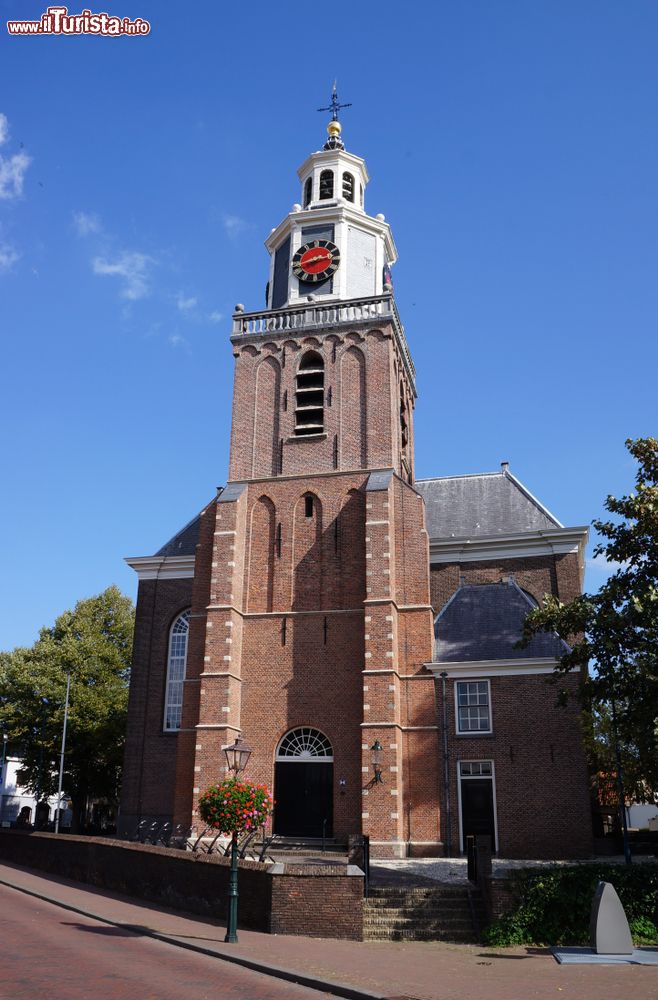 Immagine La Vecchia Chiesa (Oude Kerk) di Zoetermeer, Olanda. L'edificio si presenta con la facciata in mattoni e il campanile con l'orologio.