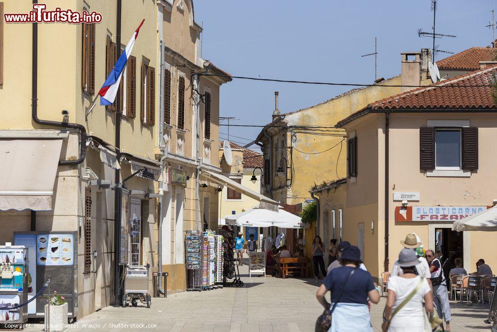 Immagine La vecchia città di Fazana con turisti, Croazia. Le origini di questo centro sono romane: all'epoca si chiamava Vasianum e in seguito Phasiana per via della presenza di manufatture di ceramiche, tegole, vasi e anfore - © Henrique Daniel Araujo / Shutterstock.com