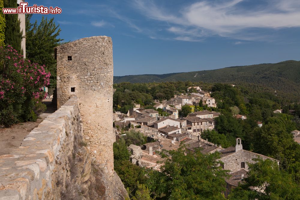 Immagine La vecchia città di Ménerbes nel sud della Francia. Questo bel Comune francese si trova nel dipartimento della Vaucluse nella regione della Provenza-Alpi-Costa Azzurra.