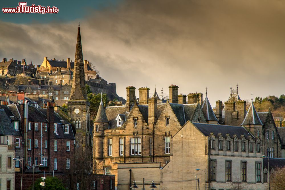 Immagine La vecchia città di Stirling, Scozia, con il castello sullo sfondo.