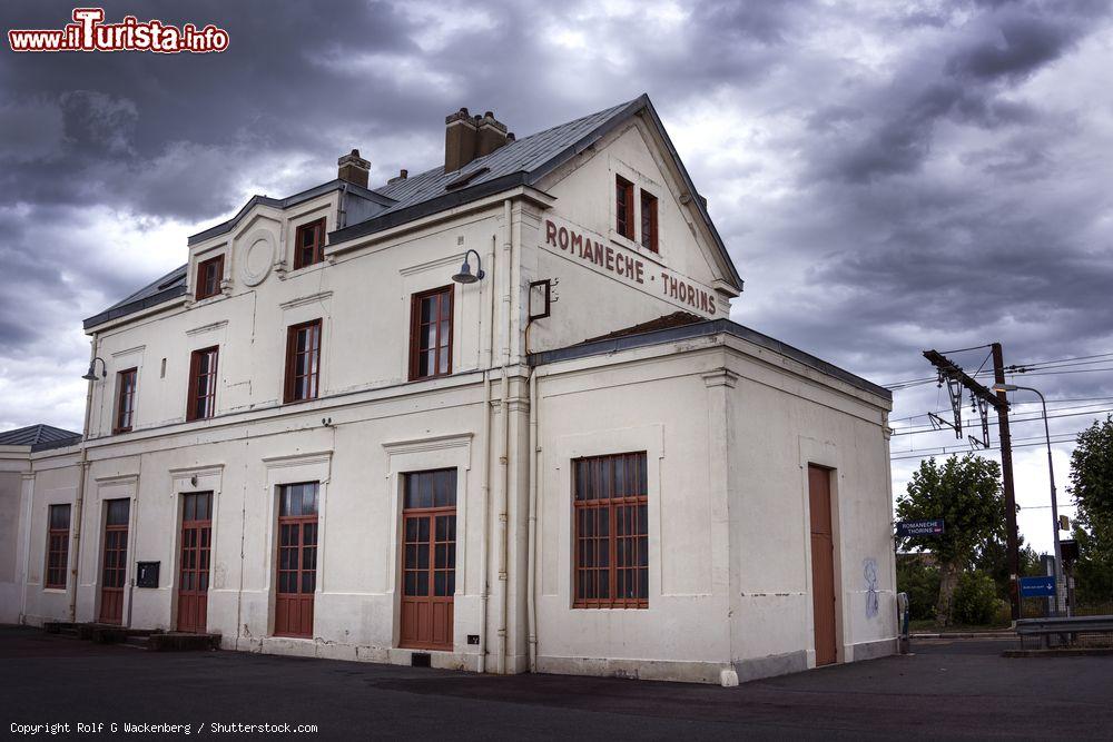 Immagine La vecchia stazione ferroviaria di Romaneche-Thorins, Francia, fotografata in una giornata nuvolosa. Siamo nel centro della piccola cittadina situata nel dipartimento di Saone-et-Loire - © Rolf G Wackenberg / Shutterstock.com