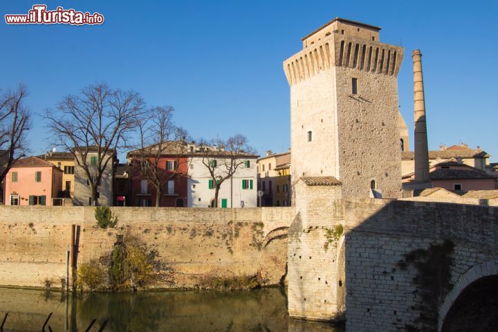 Immagine La vecchia torre sul fiume Metauro di Fermignano nelle Marche. Venne eretta nel 14° secolo a guardia del ponte che attraversa il fiume, che venne eretto la prima volta dai romani - © Buffy1982 / Shutterstock.com