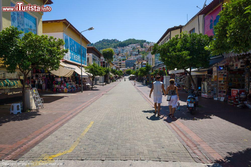 Immagine La via dello shopping nel centro di Alanya, Turchia. Alanya è una popolare destinazione turistica affacciata sul mediterraneo - © Sergey Kohl / Shutterstock.com