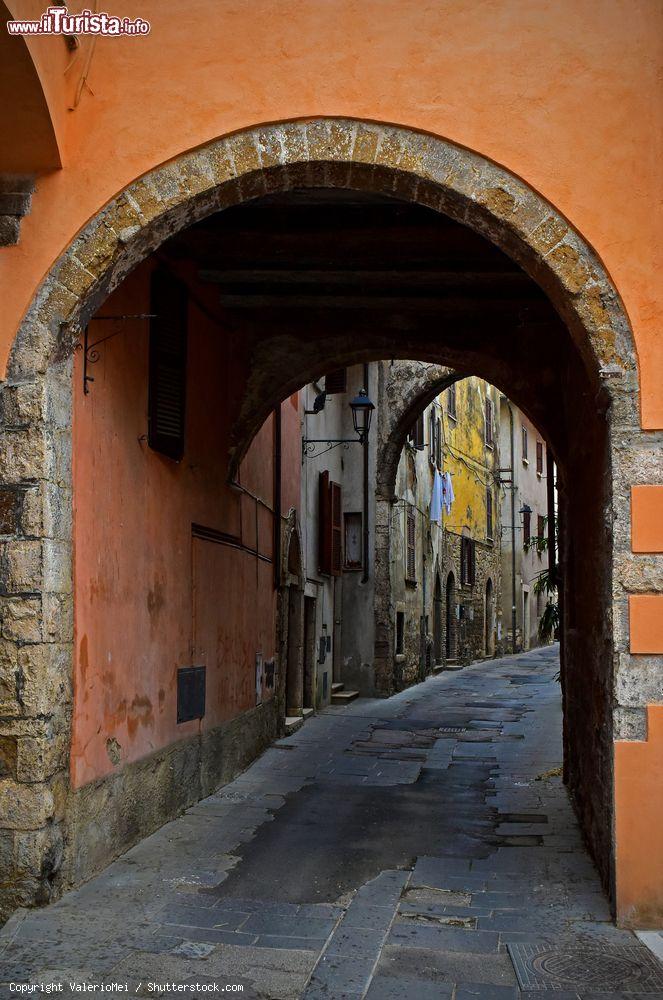 Immagine La visita al borgo di Orte (Lazio), rimane arroccato su di una rupe di tufo sulla valle tiberina  - © ValerioMei / Shutterstock.com