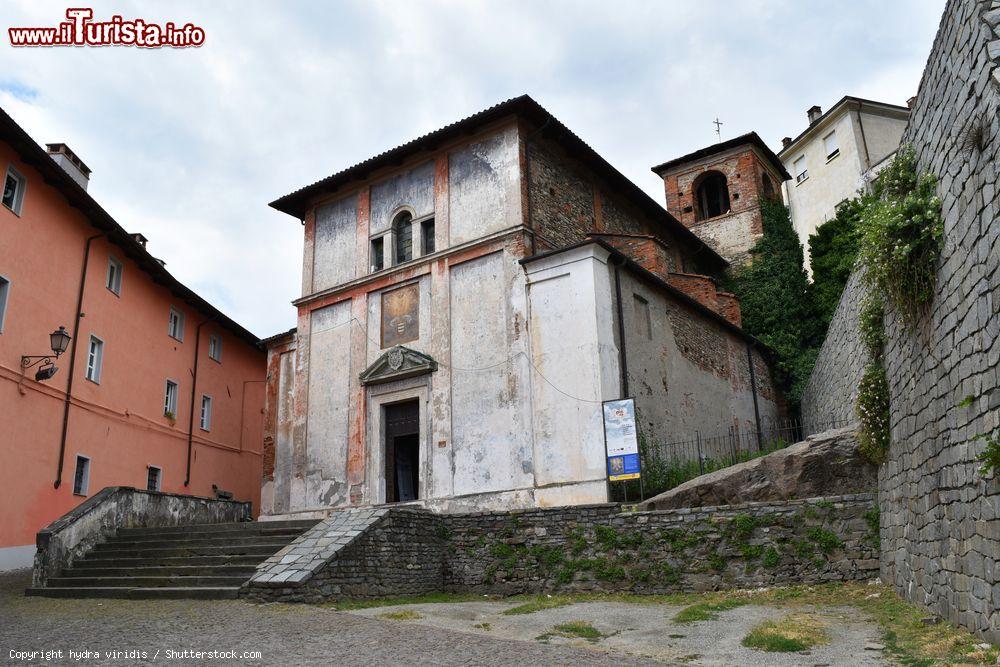 Immagine La visita al centro di Pinerolo, un'antica chiesa - © hydra viridis / Shutterstock.com