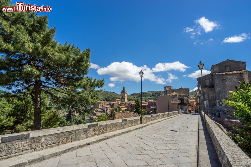 Immagine La visita del borgo siculo di Novara di Sicilia