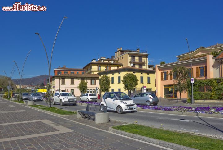 Immagine La visita del centro di Sarnico in Lombardia  - © Walencienne / Shutterstock.com