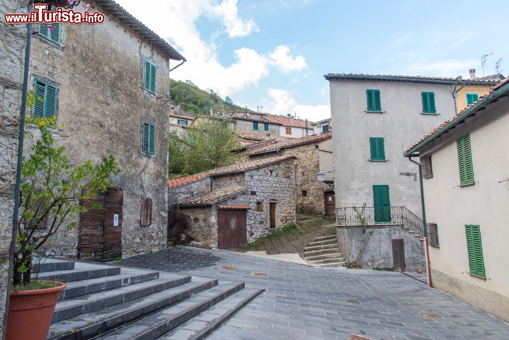 Immagine La visita del centro storico di Montieri in Toscana