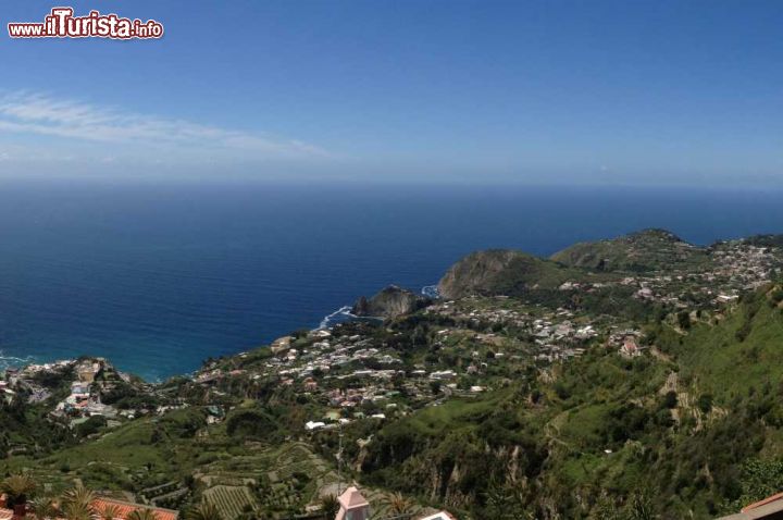 Immagine La vista magnifica verso sud-ovest della costa dell'Isola d'ischia, come si ammira da Serrara Fontana - © Wikipedia