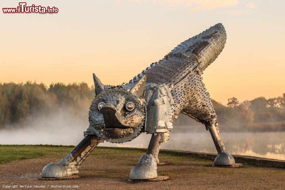 Immagine La volpe in metallo nella città di Siauliai, Lituania. Questo grazioso monumento si trova nei pressi del lago Talsa - © Nerijus Jasudas / Shutterstock.com