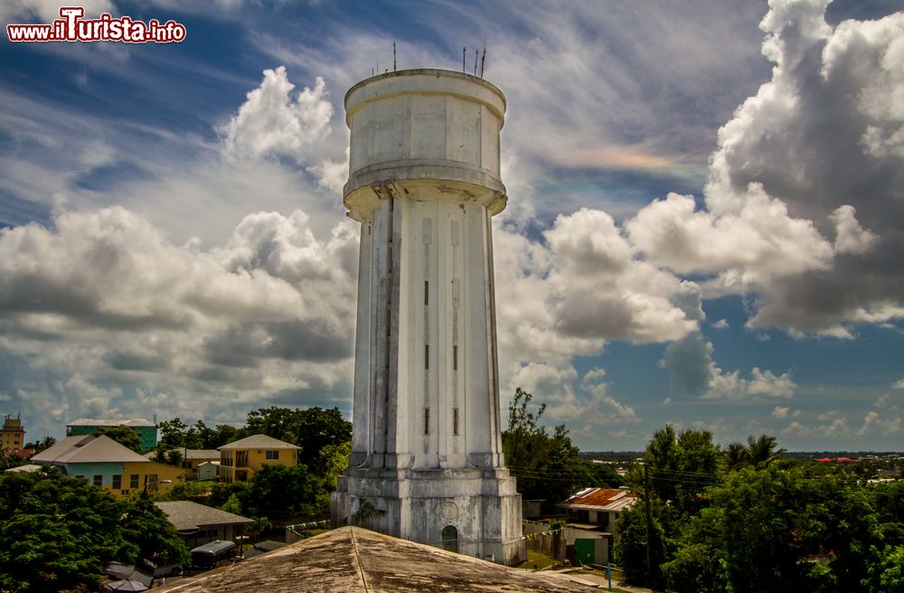 Immagine La Water Tower a Nassau, Bahamas. Situata dietro il forte Fincastle, questa torre venne eretta nel 1928 per mantenere la pressione dell'acqua nell'isola. Con la sua altezza di 38,5 metri (e i suoi 216 gradini) è l'edificio più alto di Nassau. Offre un magnifico panorama sulla città e sul mare anche se non sempre il pubblico può accedervi.