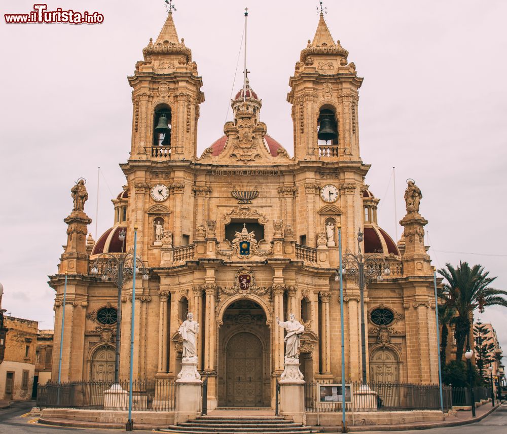 Immagine La Zabbar Parish Church, Malta. Questo edificio religioso, dedicato a Sant'Antioco, ha due orologi, uno con l'ora giusta e l'altro no. Perchè? Si racconta che serva a ingannare il Diavolo che così non saprebbe mai l'ora giusta in cui si officia la funzione liturgica.