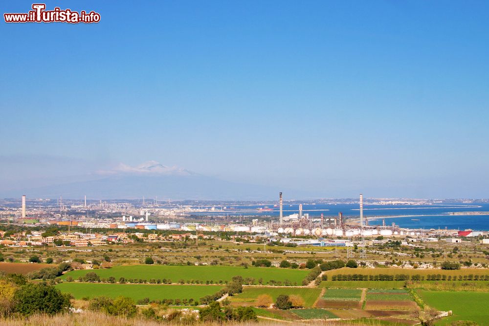 Immagine La zona industriale di Augusta, Sicilia. Le principali attività legate al territorio di Augusta sono la raffinazione del petrolio, la trasformazione dei suoi derivati e la produzione energetica.