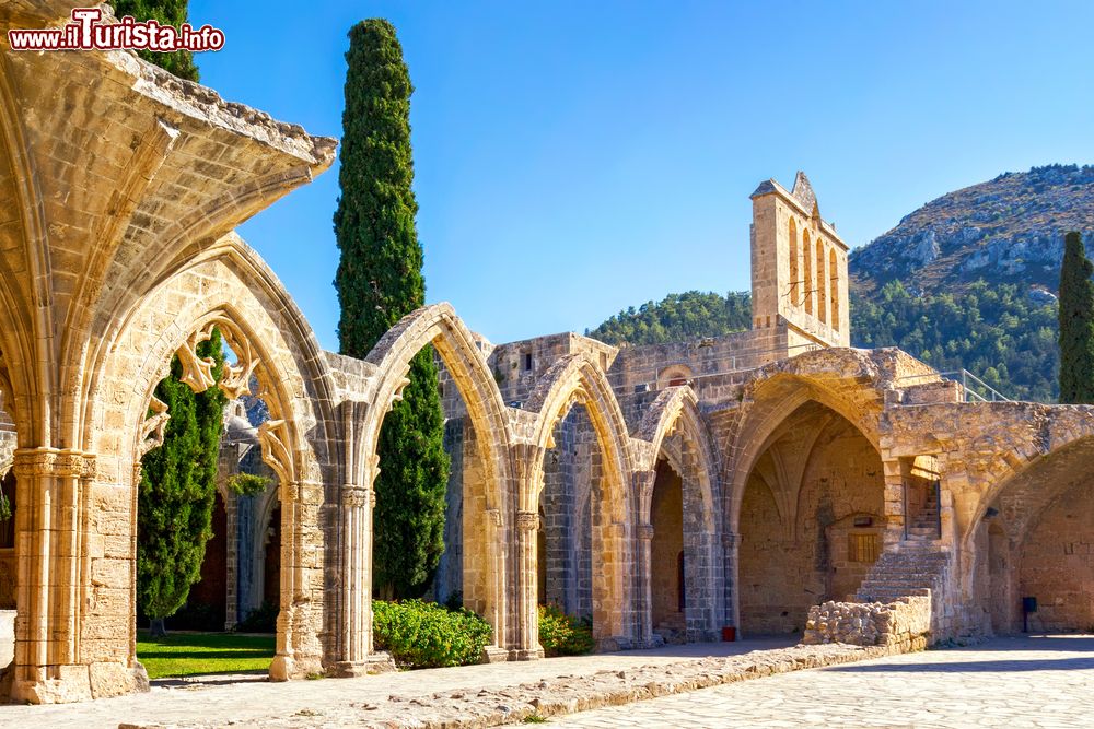 Immagine L'abbazia di Bellapais nei pressi di Kyrenia, Cipro. Sorge tre miglia a est della cittadina, su un picco roccioso ai piedi delle Montagne dalle Cinque Dita ed è un bell'esempio di architettura gotica. Il corpo centrale dell'edificio venne costruito fra il 1198 e il 1205 dal re di Francia Ugo III°.