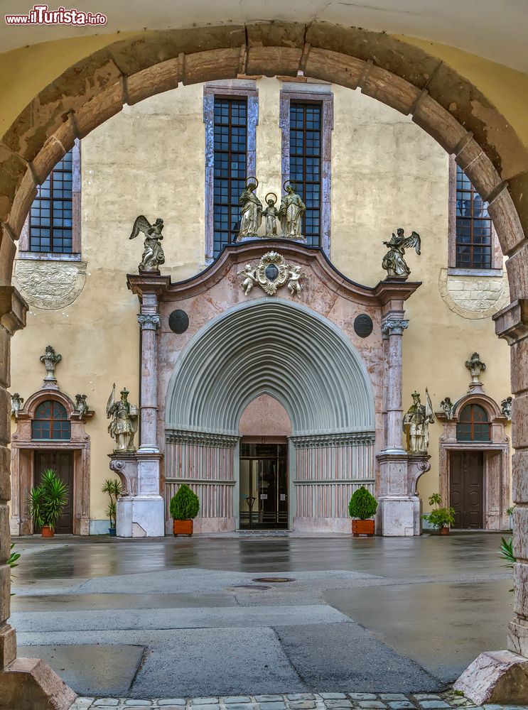 Immagine L'abbazia di Lilienfeld nei pressi di Sankt Polten, Bassa Austria. In questa immagine il portale del monastero cistercense.