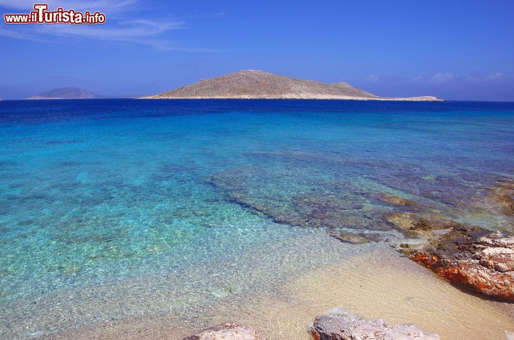 Immagine L'acqua trasparente dell'Egeo fotografata da Ftenagia Beach, isola di Chalki, Dodecaneso.