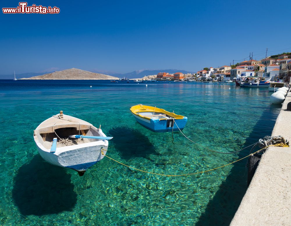 Immagine L'acqua trasparente e cristallina dell'Egeo lambisce l'isola di Chalki, Grecia.