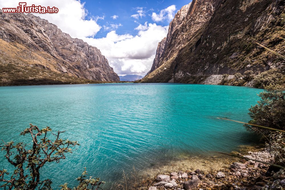 Immagine L'acqua verde smeraldo di un lago nel Parco Nazionale di Huaraz, Perù. Questo splendido bacino lacustre è incastonato fra le montagne.