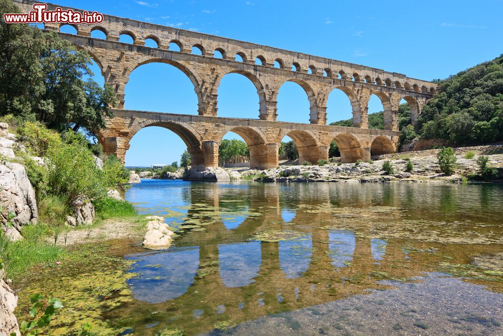 Immagine L'acquedotto romano del Pont du Gard nei pressi di Nimes, Francia. Patrimonio mondiale Unesco, costituito da tre serie di arcate raggiunge 49 metri di altezza e 275 di lunghezza.