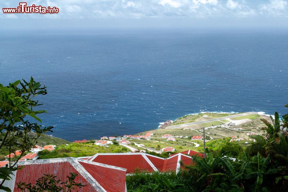 Immagine L'aeroporto dell'isola di Saba, Caraibi. Lunga appena 400 metri, la pista di questo scalo aeroportuale è una delle più corte al mondo. Da un lato l'aeroporto è affiancato da alte scogliere che degradano nel mare.