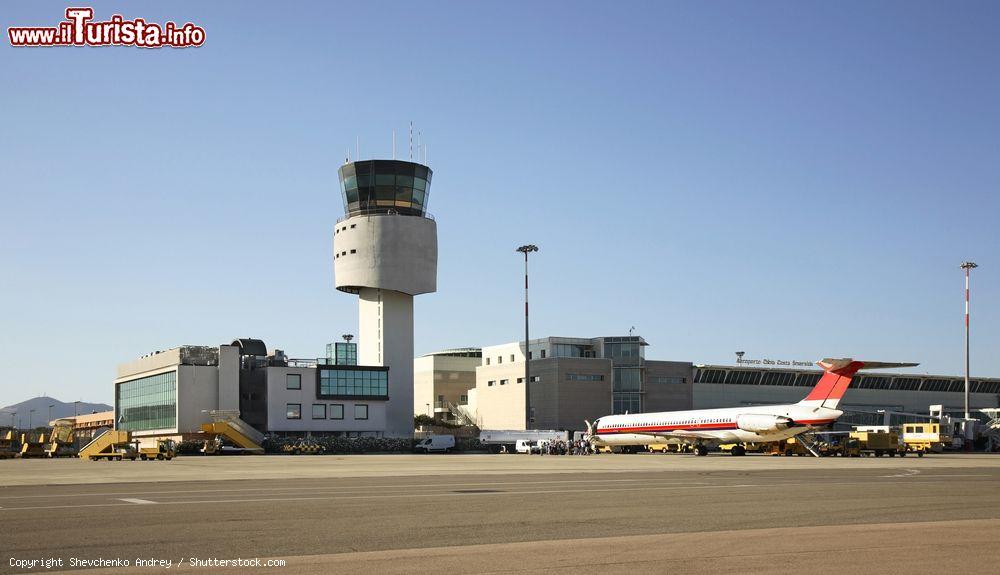 Immagine L'aeroporto di Olbia - Costa Smeralda, Sardegna. E' uno dei tre principali scali internazionali della regione e dista circa un km dal centro cittadino - © Shevchenko Andrey / Shutterstock.com