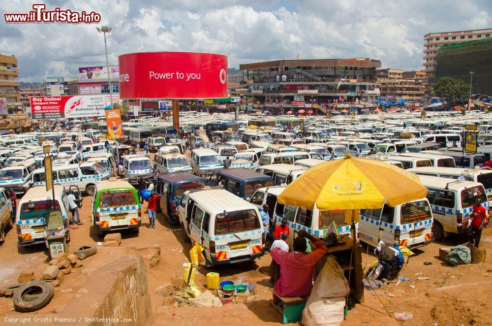 Immagine L'affollata stazione centrale di Kampala, Uganda - © Cristi Popescu / Shutterstock.com